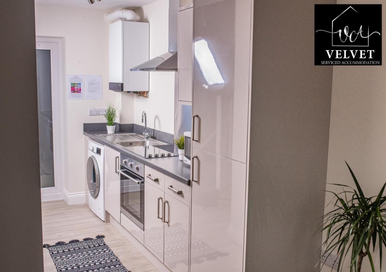 Appartement 1 Bed House , Free Wifi,Free Parking,Leasure,Business à Swansea Extérieur photo